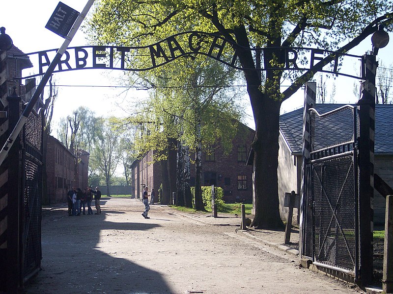 800px-Entrance_Auschwitz_I.jpg