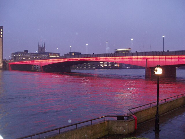 640px-London_Bridge_Illuminated.jpg
